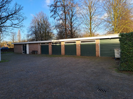 doorrijden tot garages rechts